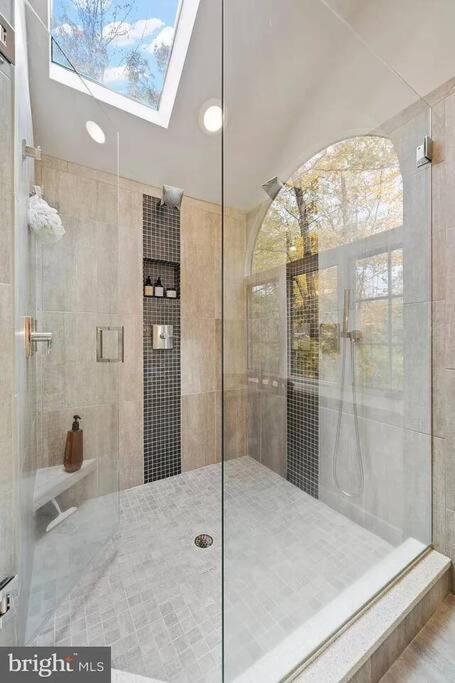 Luxury Modern Waterfront Retreat Villa Montross Bagian luar foto